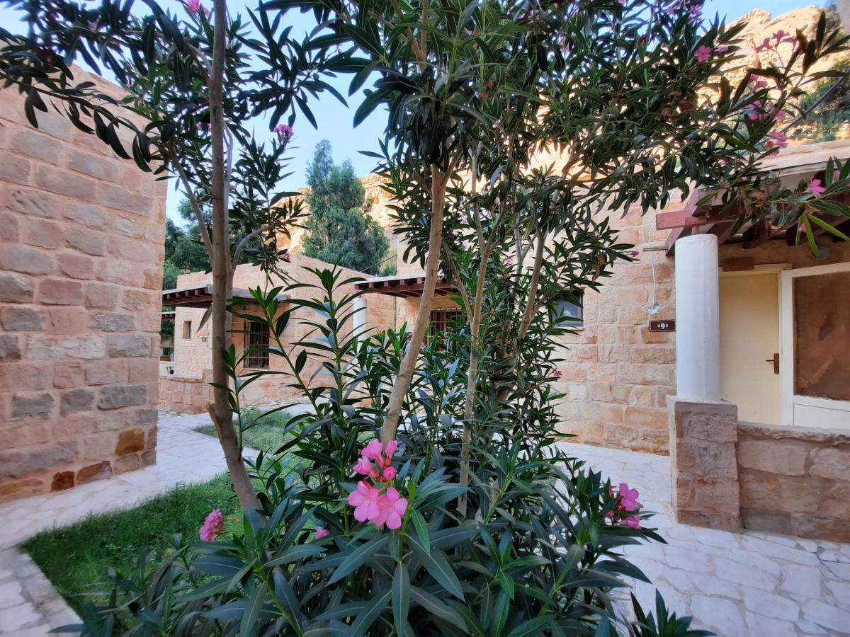 Afra Hot Springs Chalets At-Tafilah Exterior photo
